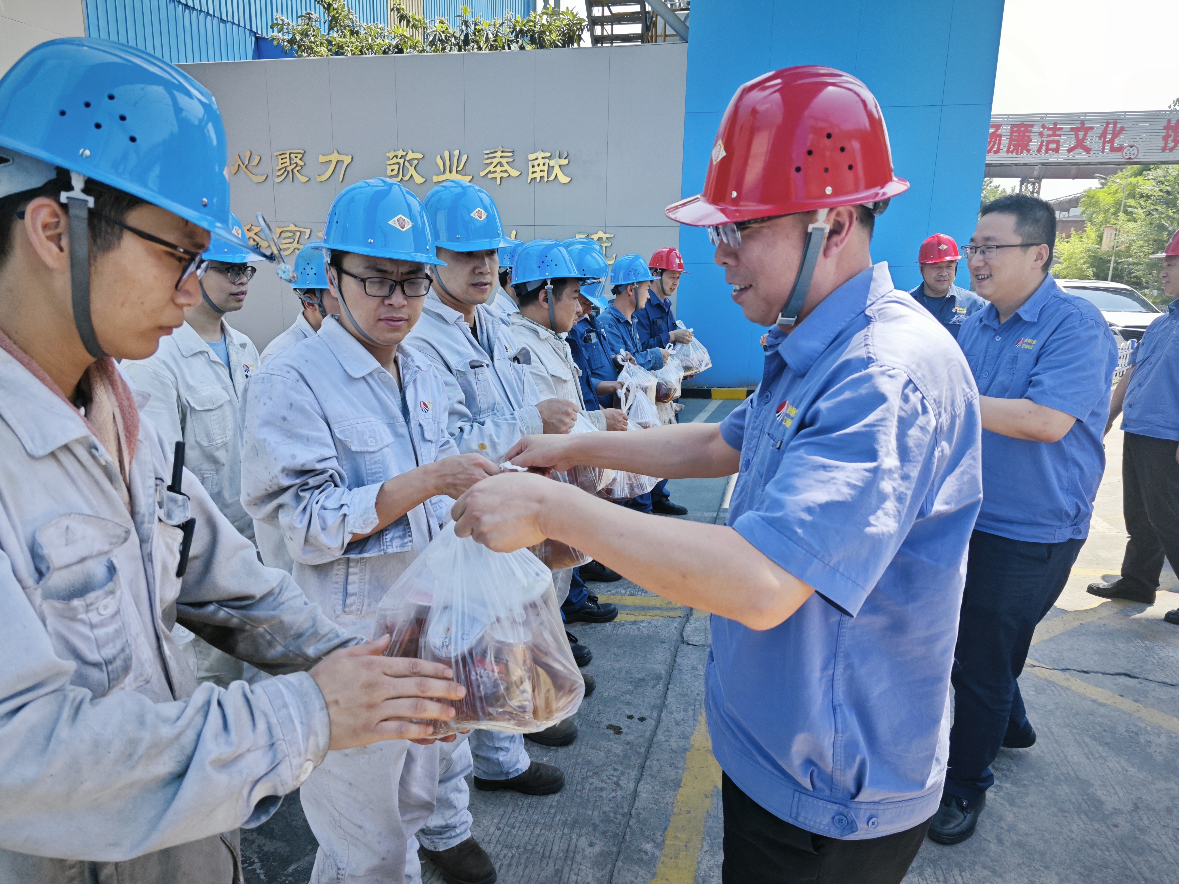 清涼送一線 關(guān)懷暖人心 清涼送一線 關(guān)懷暖人心