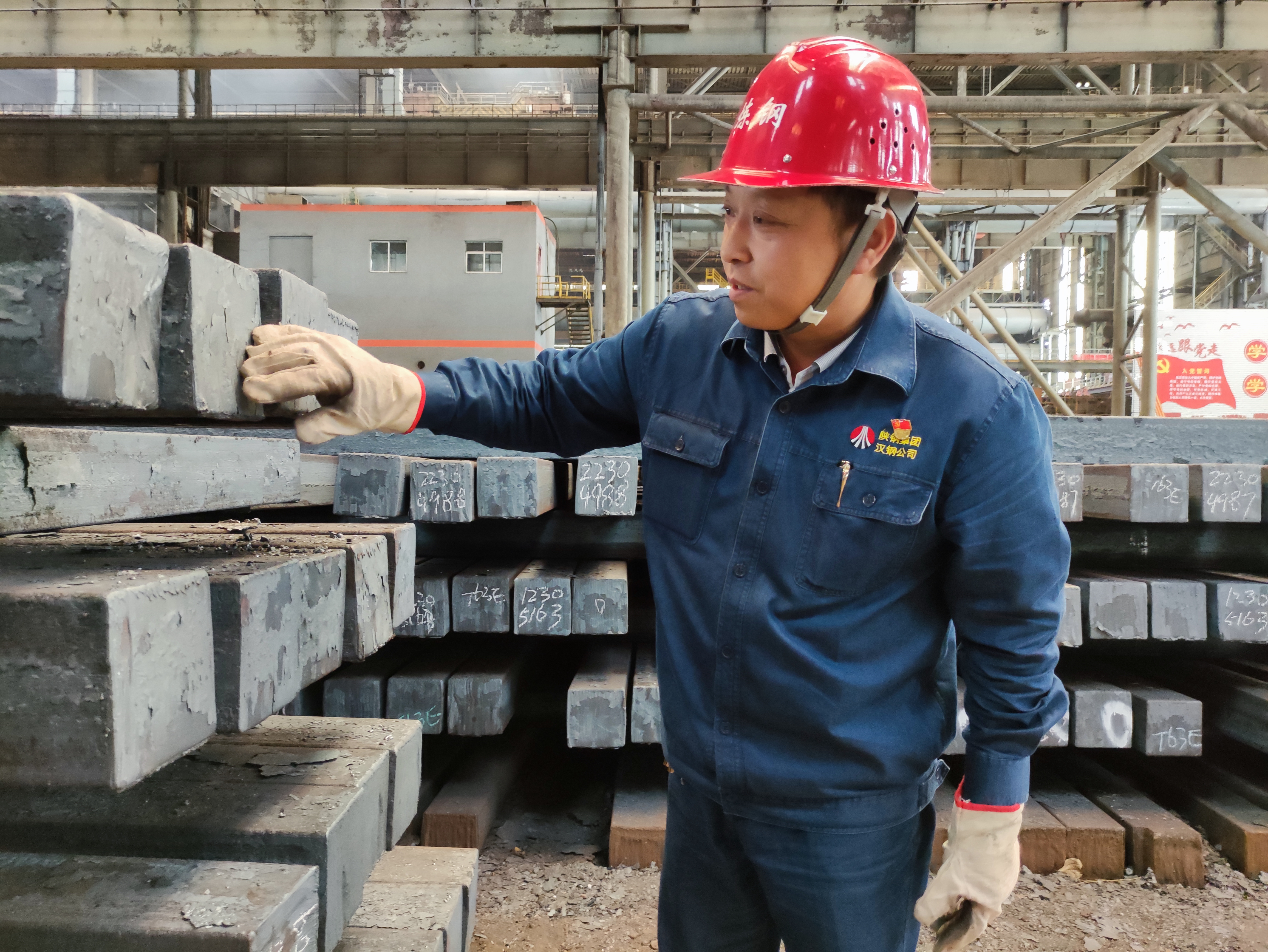 爐火輝映鋼鐵品質 鋼花裝點軍人本色 爐火輝映鋼鐵品質 鋼花裝點軍人本色