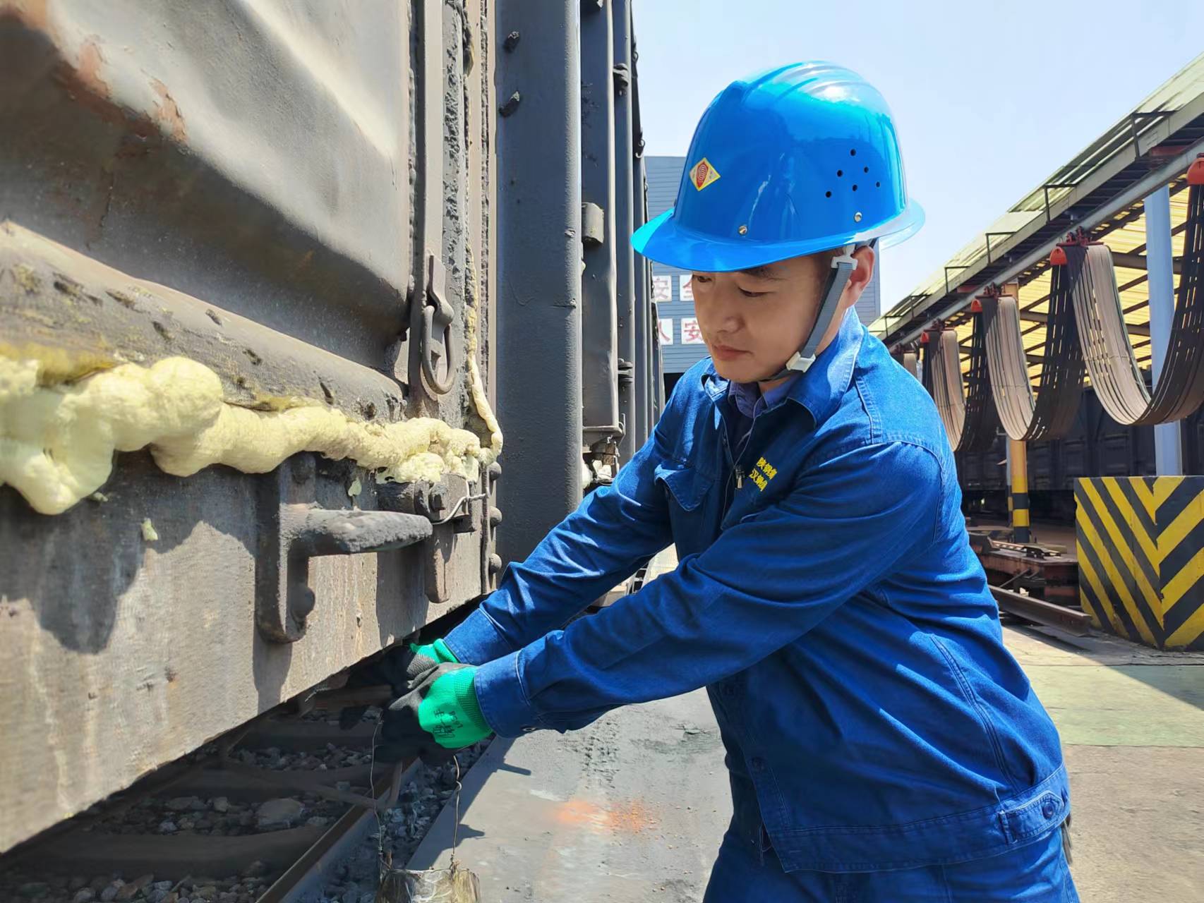 翻車線上,你奮戰(zhàn)的背影最美! 翻車線上,你奮戰(zhàn)的背影最美!