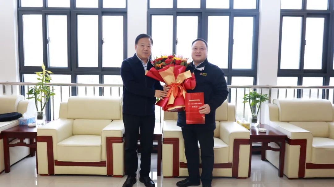 漢中市工信局黨組書記、局長李建強到公司開展走訪慰問活動 漢中市工信局黨組書記、局長李建強到公司開展走訪慰問活動