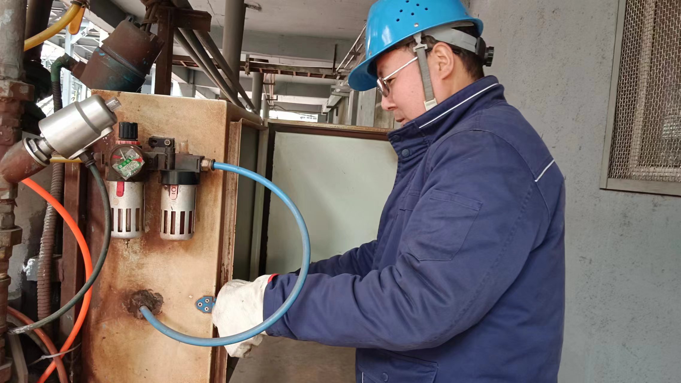 冬日里,生產現場“熱辣滾燙”的他 冬日里,生產現場“熱辣滾燙”的他