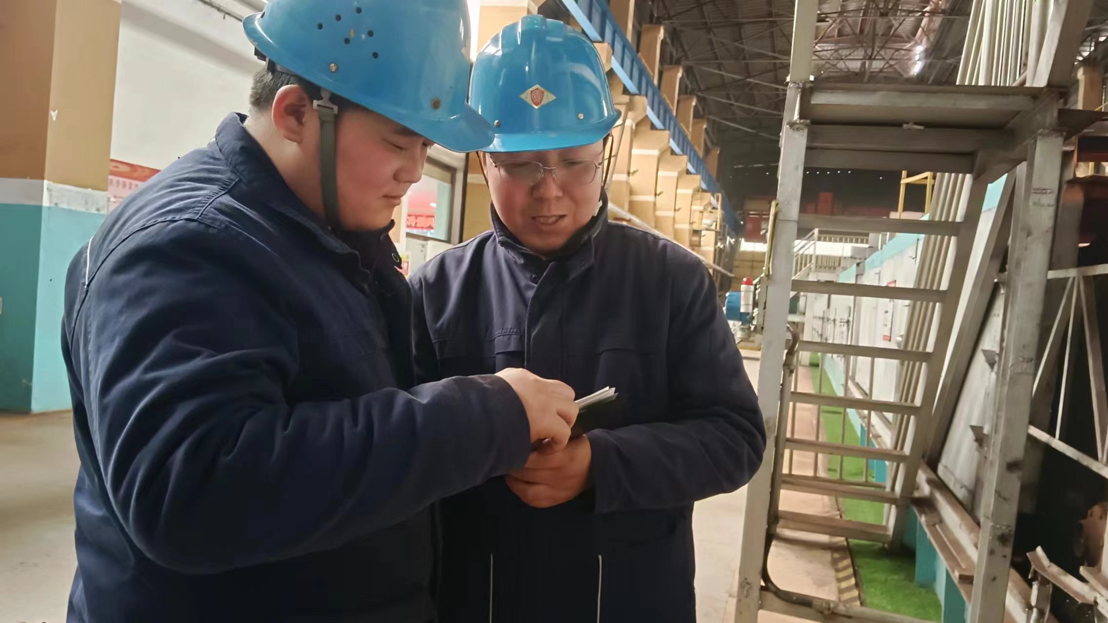 冬日里,生產現場“熱辣滾燙”的他 冬日里,生產現場“熱辣滾燙”的他