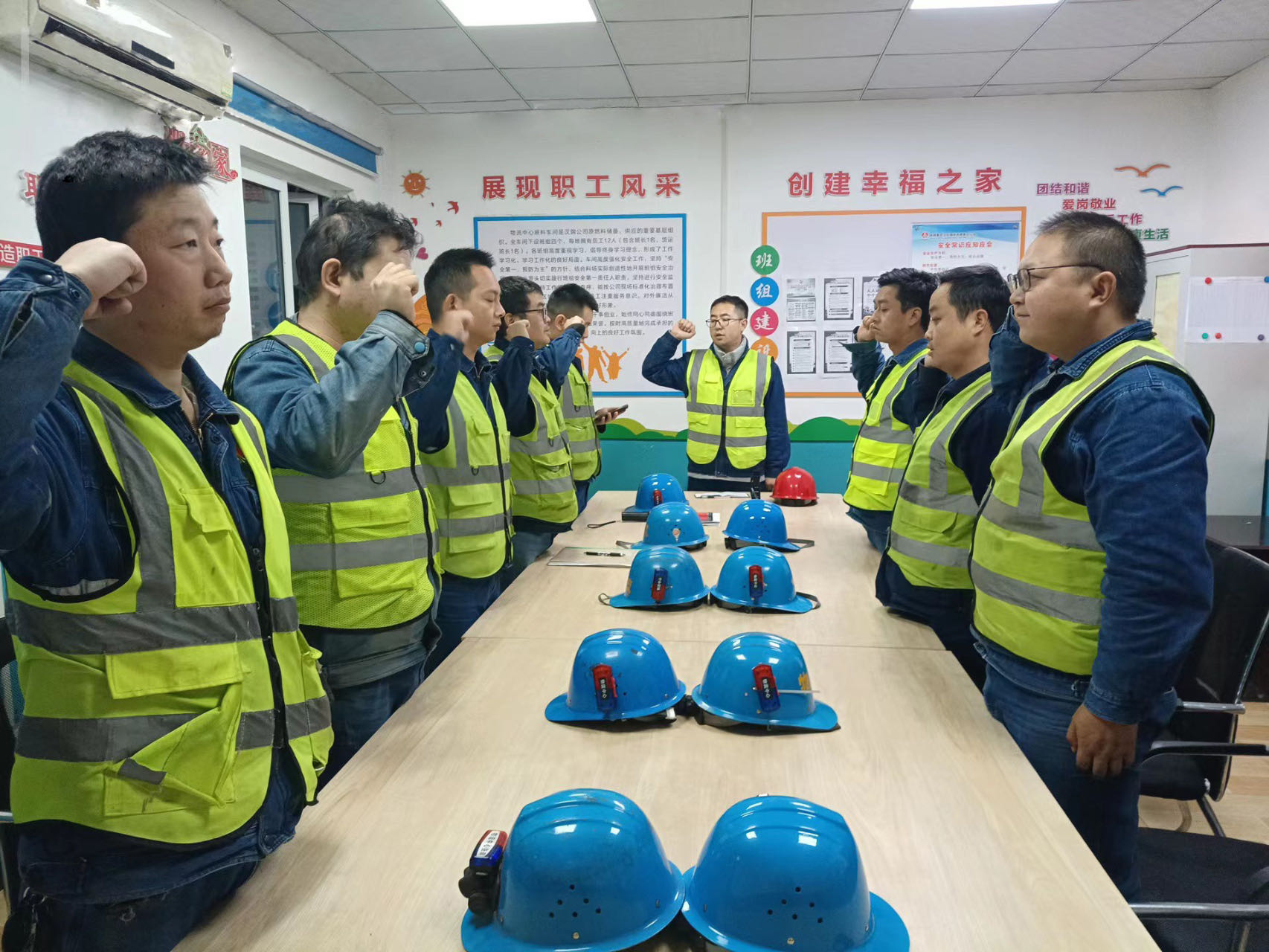 “護(hù)航、引路、擔(dān)責(zé)”漢鋼物流筑牢安全防線,守護(hù)企業(yè)命脈 “護(hù)航、引路、擔(dān)責(zé)”漢鋼物流筑牢安全防線,守護(hù)企業(yè)命脈