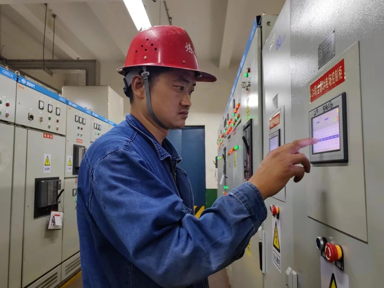 初心如磐催奮進 使命在肩勇擔當——記陜鋼集團2023年度“環保設備設施操作能手”王佑志文章標題 初心如磐催奮進 使命在肩勇擔當——記陜鋼集團2023年度“環保設備設施操作能手”王佑志文章標題