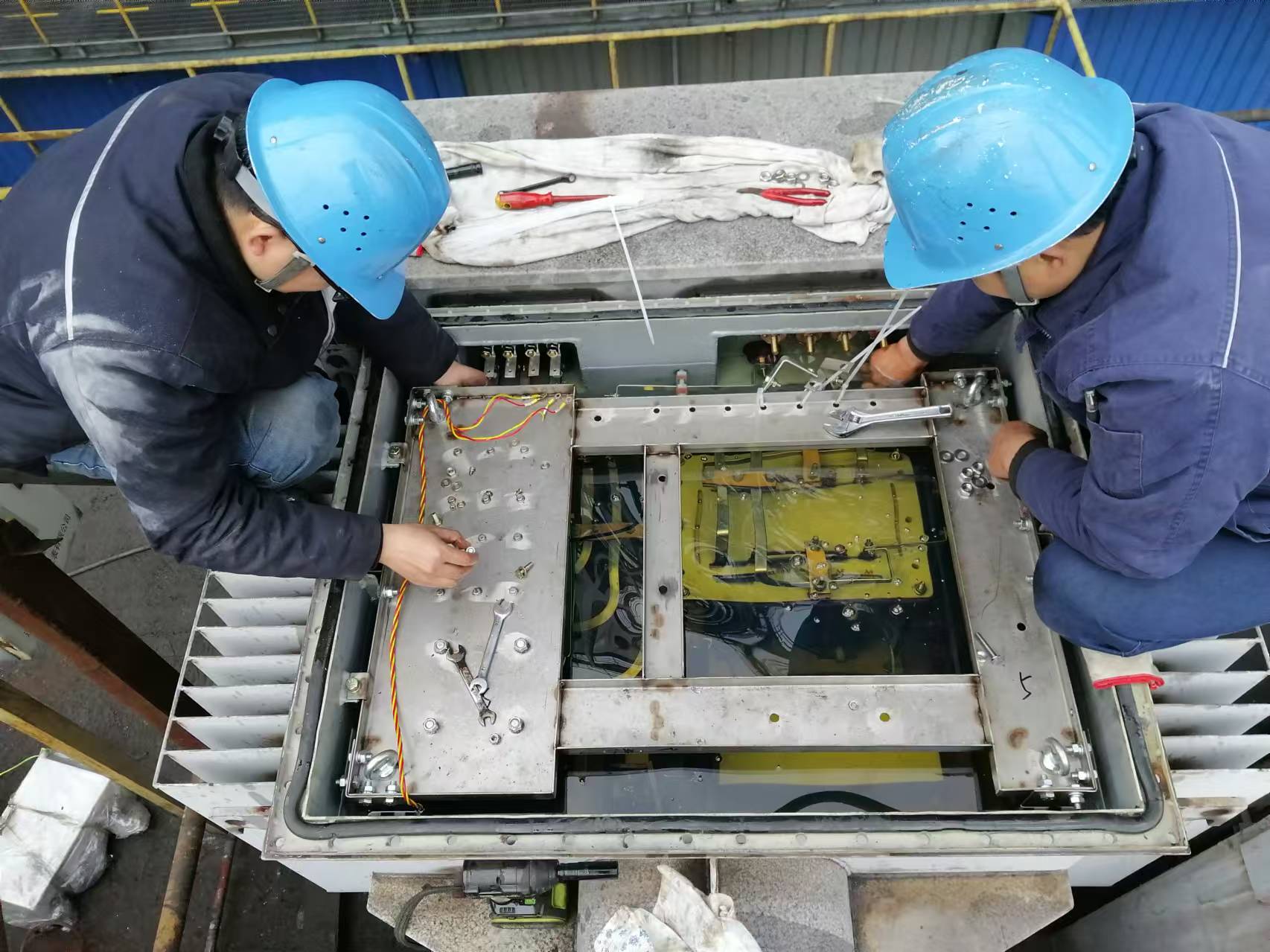 “黨建紅”賦能,打通設備檢修服務“最后一公里” “黨建紅”賦能,打通設備檢修服務“最后一公里”