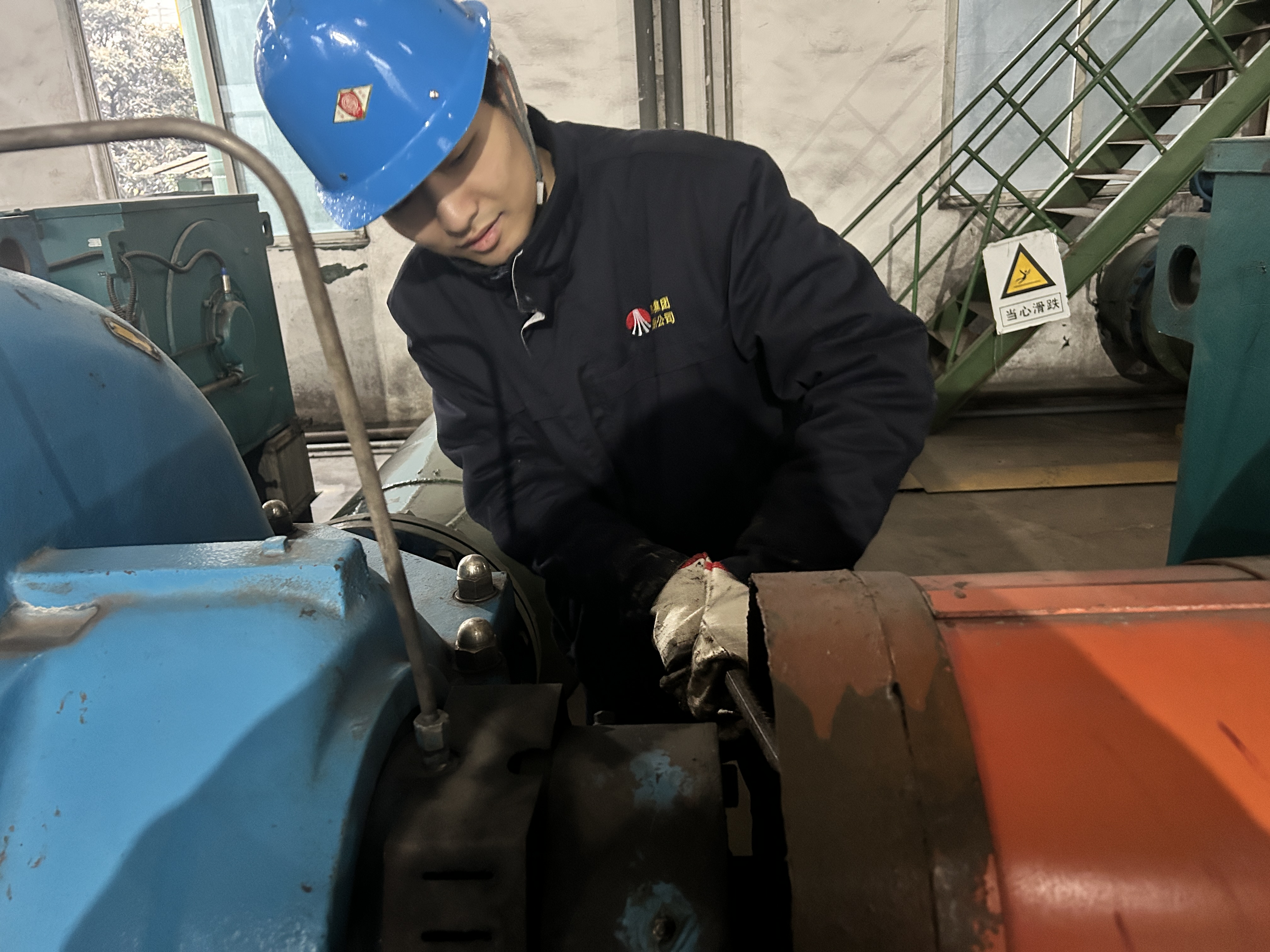 檢修現場的“鐵軍先鋒” 檢修現場的“鐵軍先鋒”