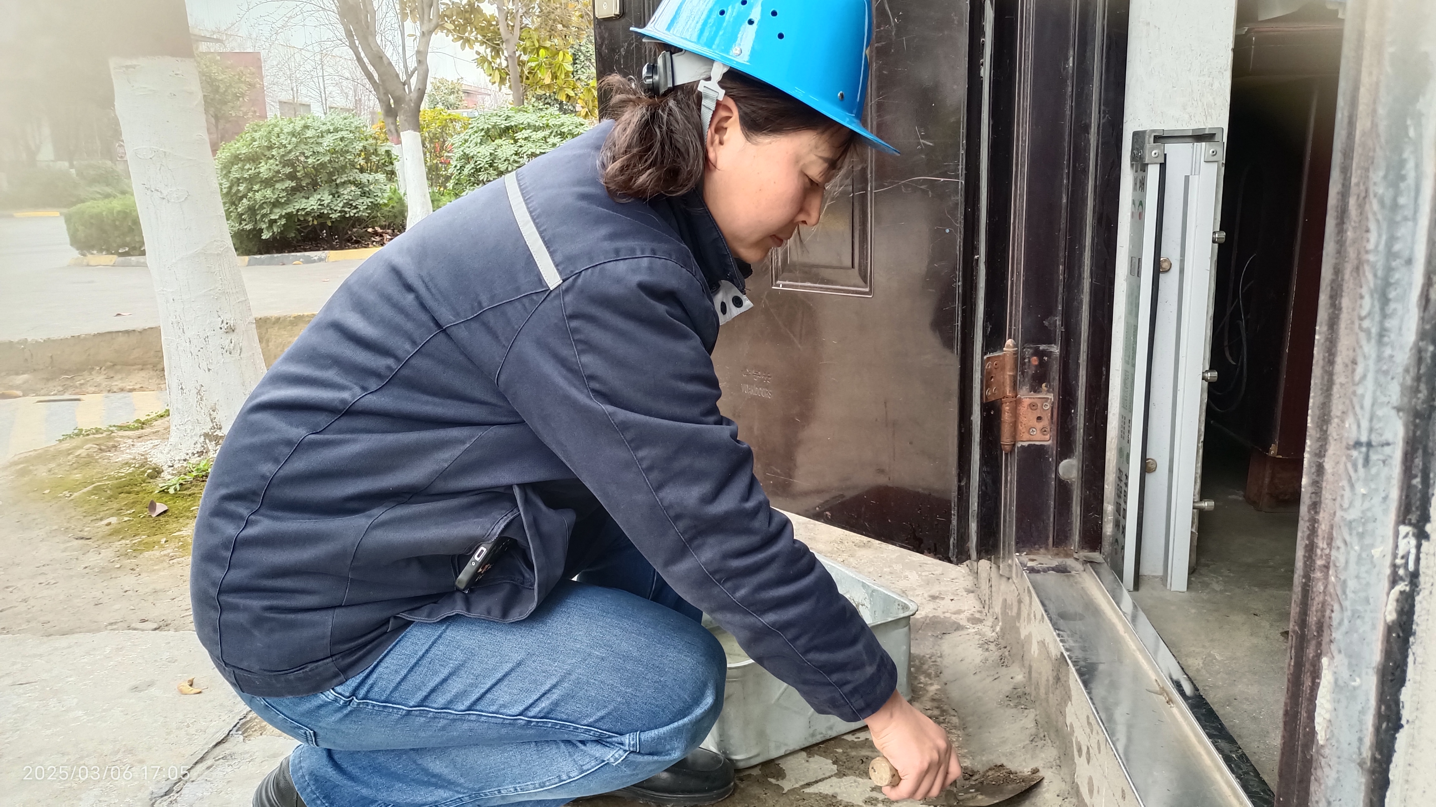 庫房里的“巾幗六角戰士” 庫房里的“巾幗六角戰士”