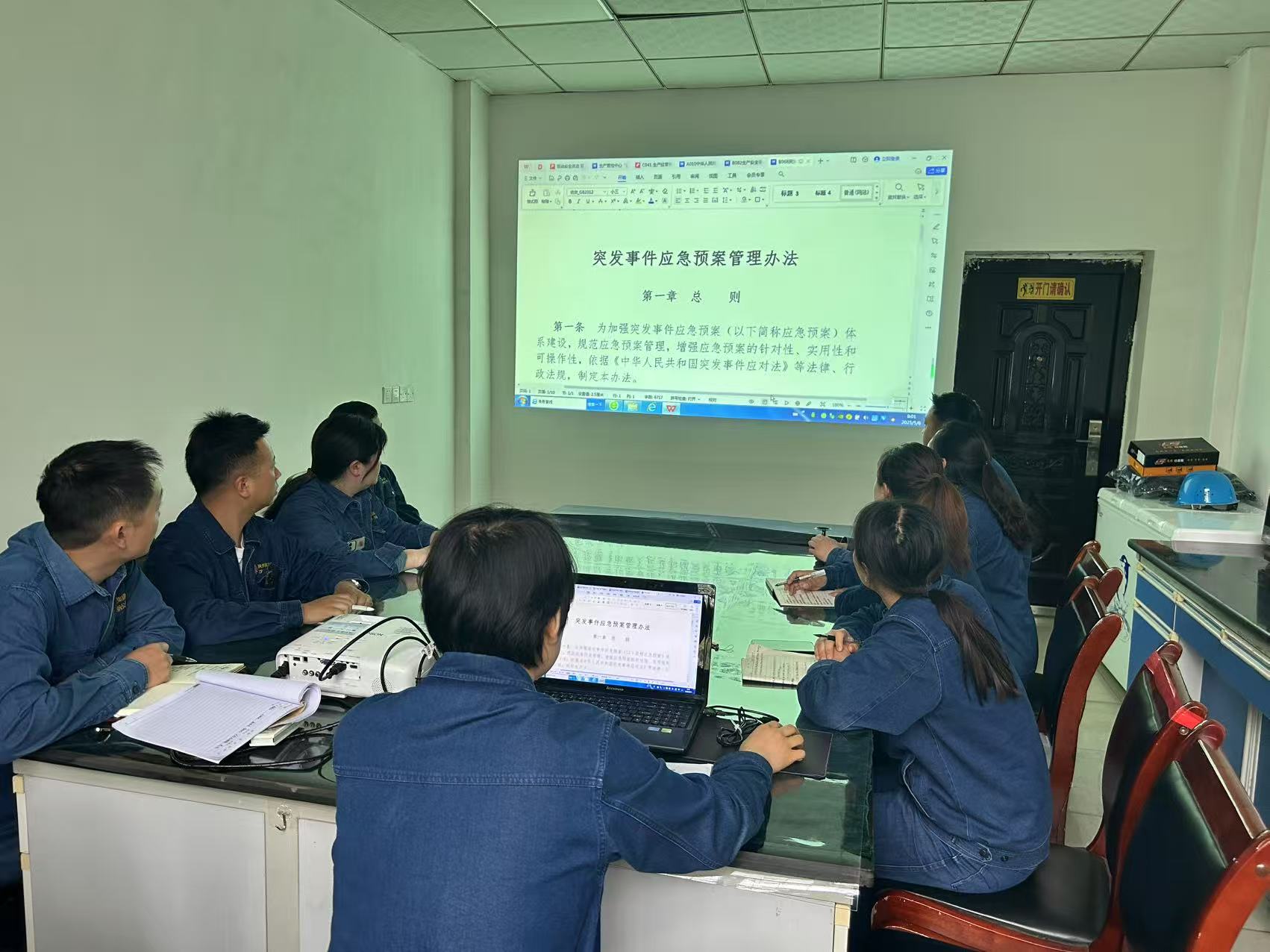 以“應(yīng)急管理月”為圓心 繪“百日安全”之圓形 以“應(yīng)急管理月”為圓心 繪“百日安全”之圓形