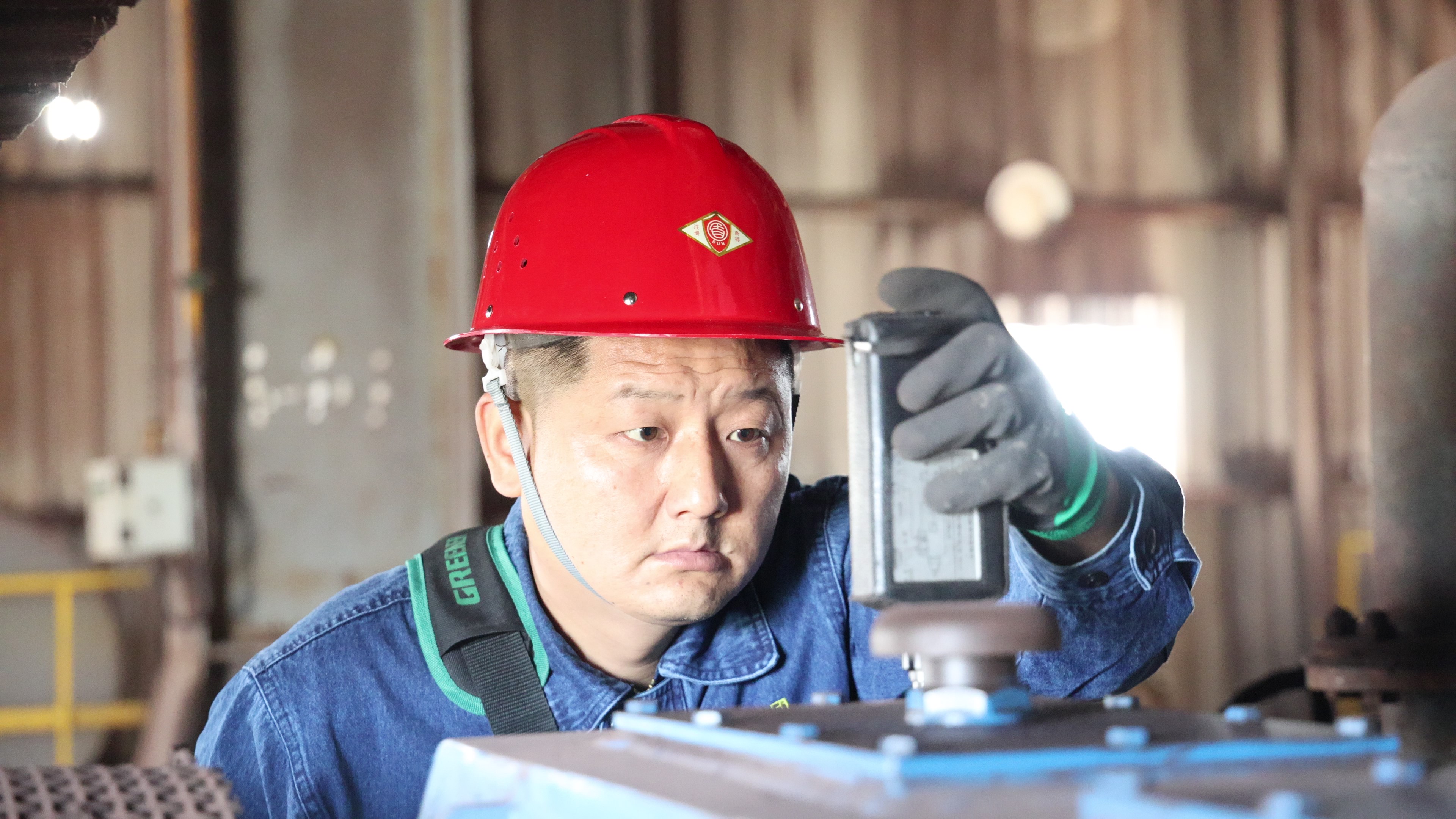 憑“犟”勁致匠心——記漢鋼公司2023-2024年度“勞動模范”井立鋒 憑“犟”勁致匠心——記漢鋼公司2023-2024年度“勞動模范”井立鋒