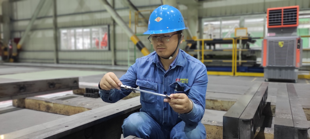 張強:鋼鐵洪流中的“毫米舞者” 張強:鋼鐵洪流中的“毫米舞者”