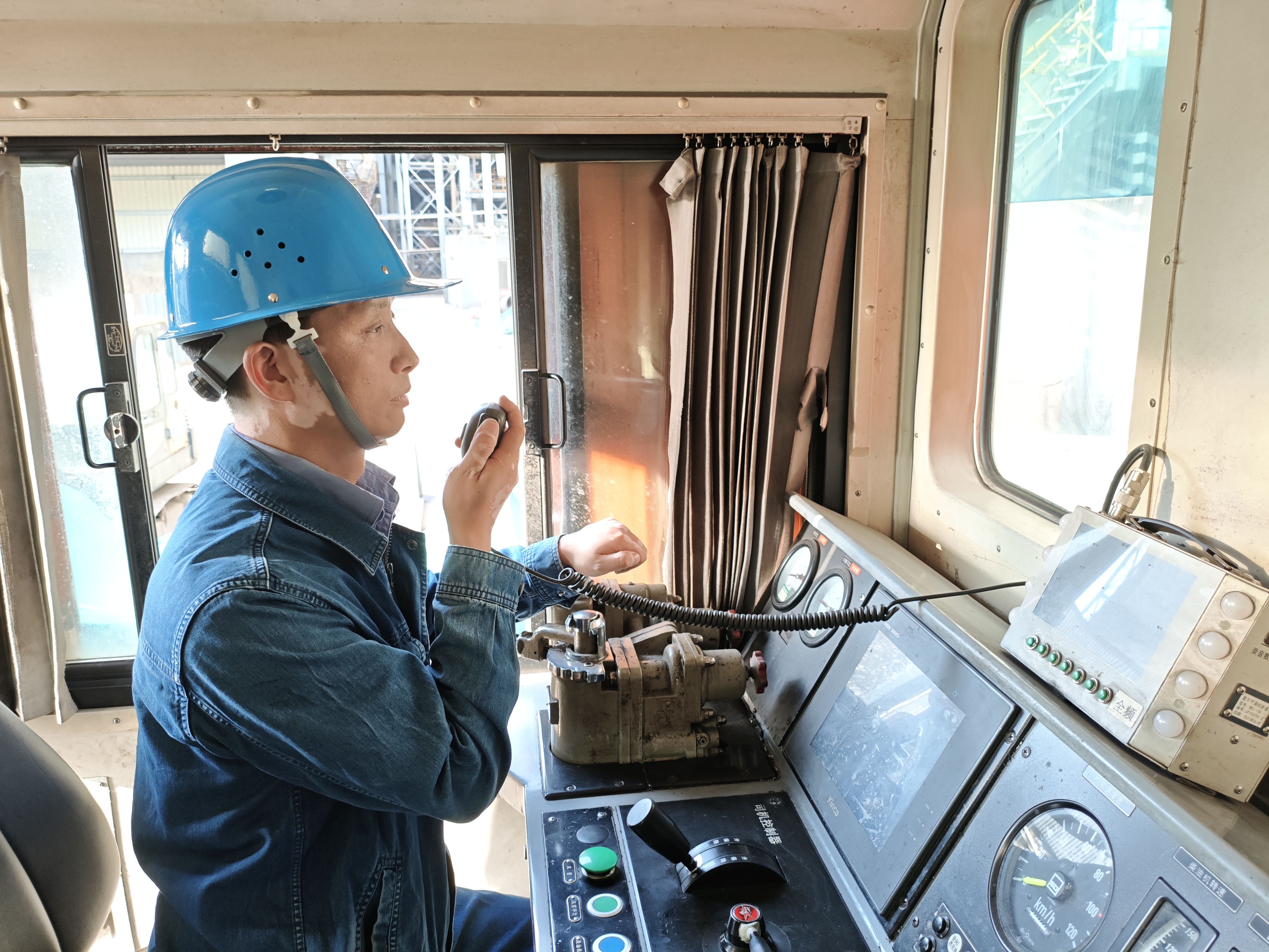 在鐵雨熱浪中鑿出創(chuàng)新之路 在鐵雨熱浪中鑿出創(chuàng)新之路