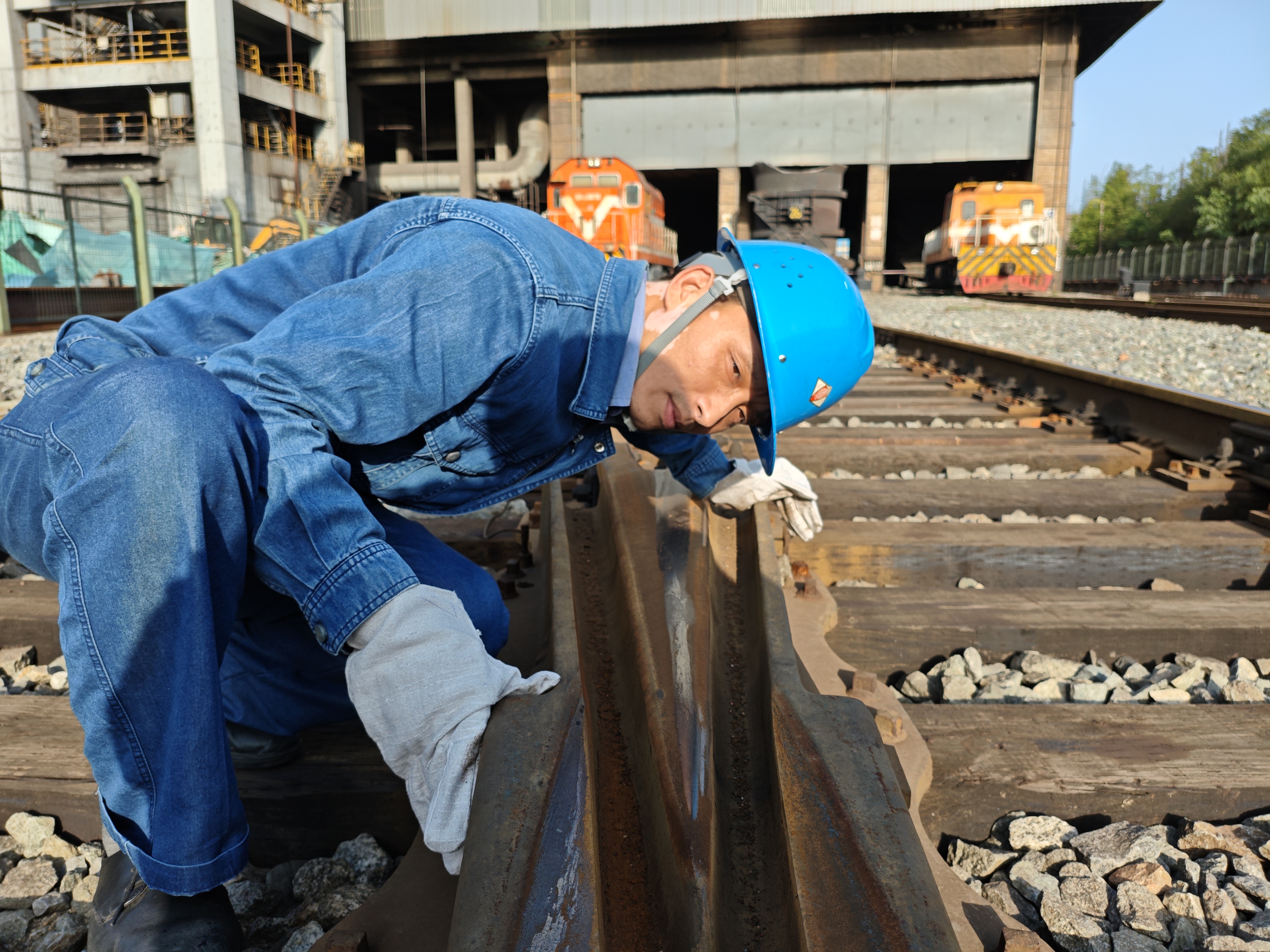 在鐵雨熱浪中鑿出創(chuàng)新之路 在鐵雨熱浪中鑿出創(chuàng)新之路