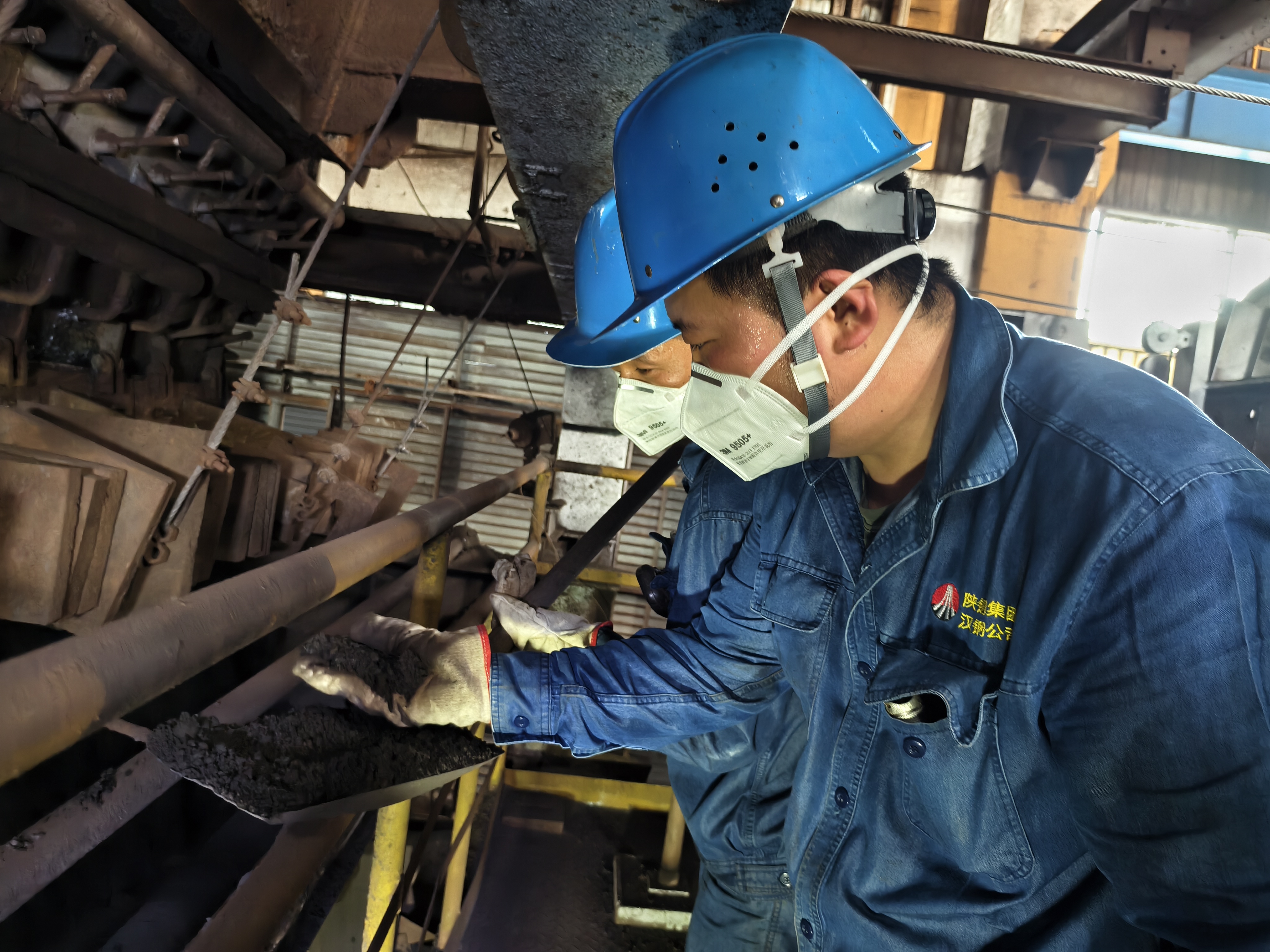 “熱”力擔當,鋼鐵人“汗”衛生產線 “熱”力擔當,鋼鐵人“汗”衛生產線