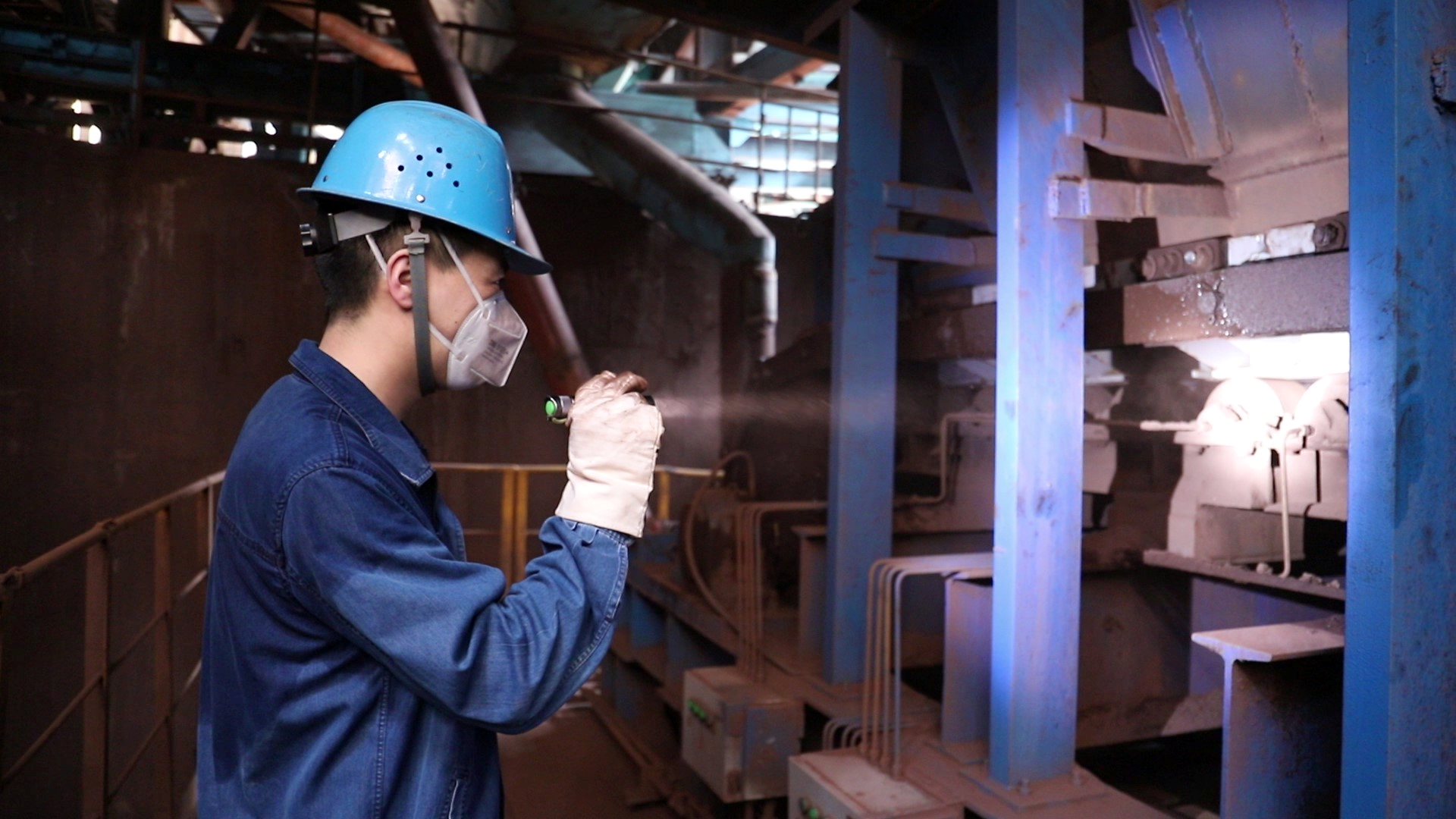 “熱”力擔當,鋼鐵人“汗”衛生產線 “熱”力擔當,鋼鐵人“汗”衛生產線