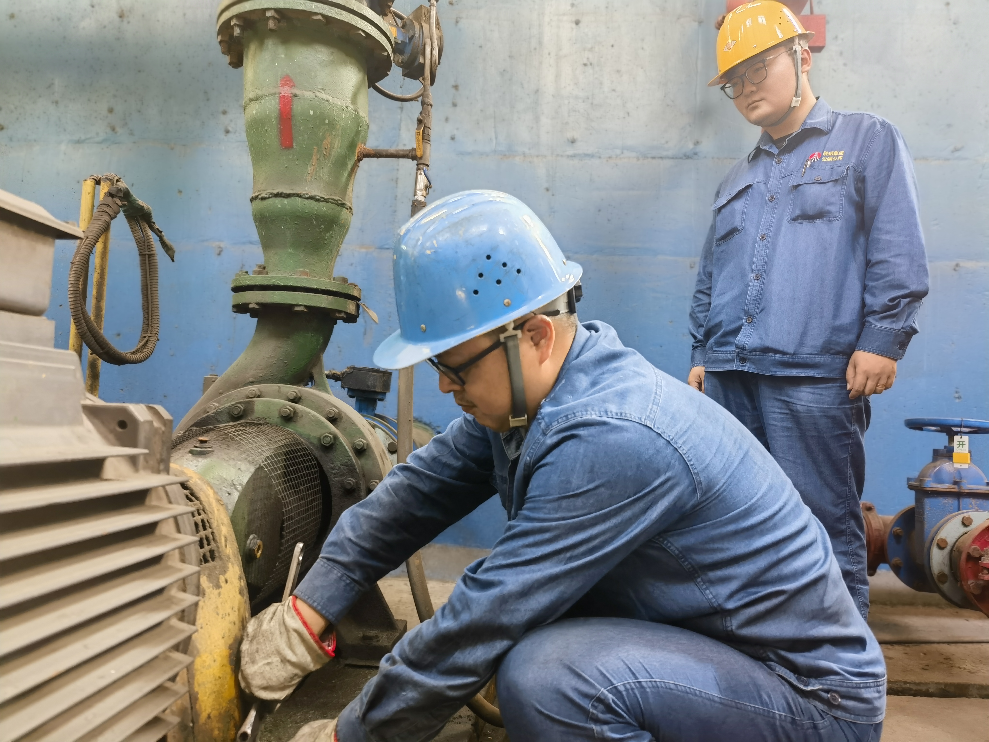 汗透工裝又何妨?這群漢鋼人護航生產不停歇 汗透工裝又何妨?這群漢鋼人護航生產不停歇