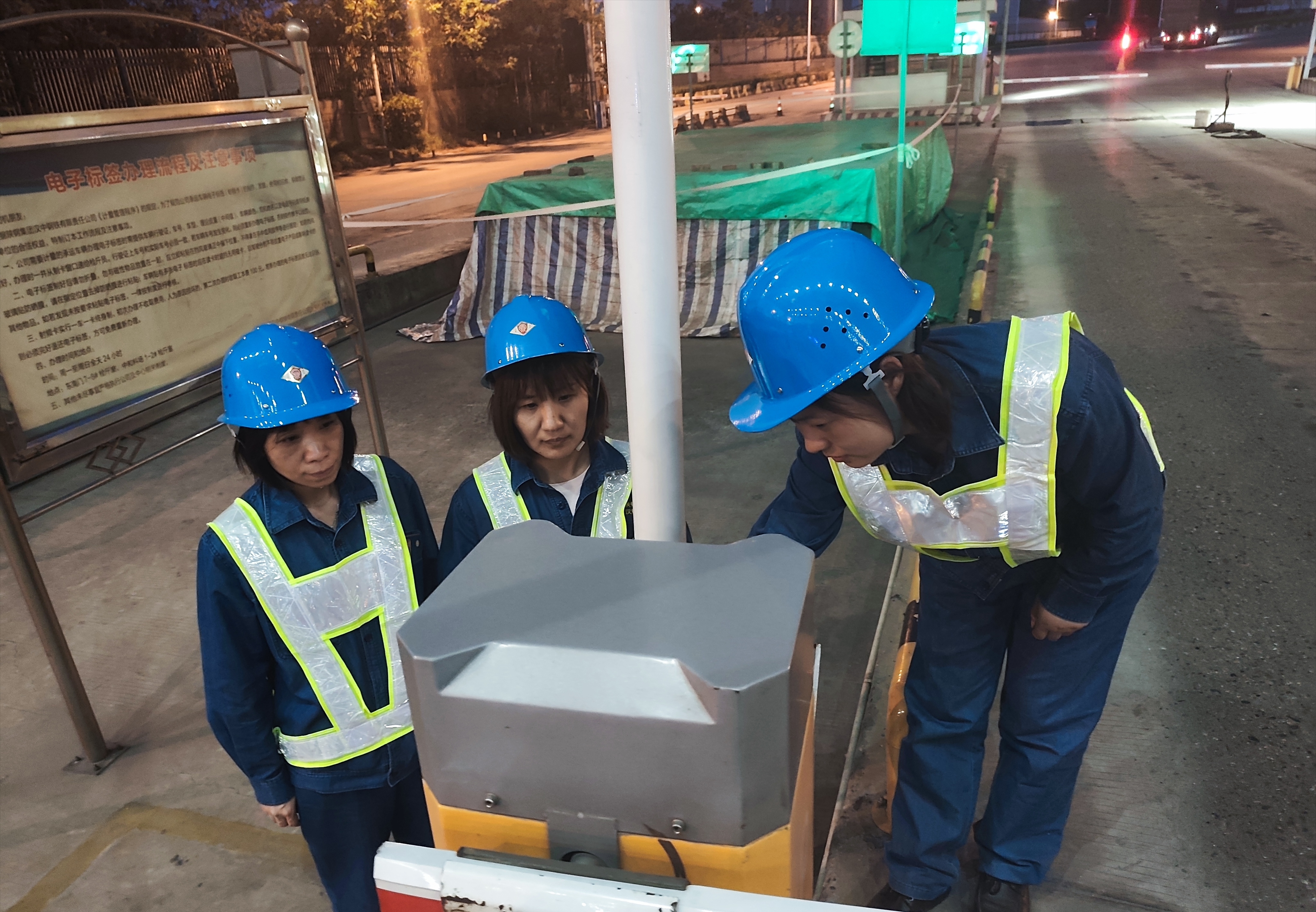 她們用毫厘,刻寫精準(zhǔn)的芳華 她們用毫厘,刻寫精準(zhǔn)的芳華