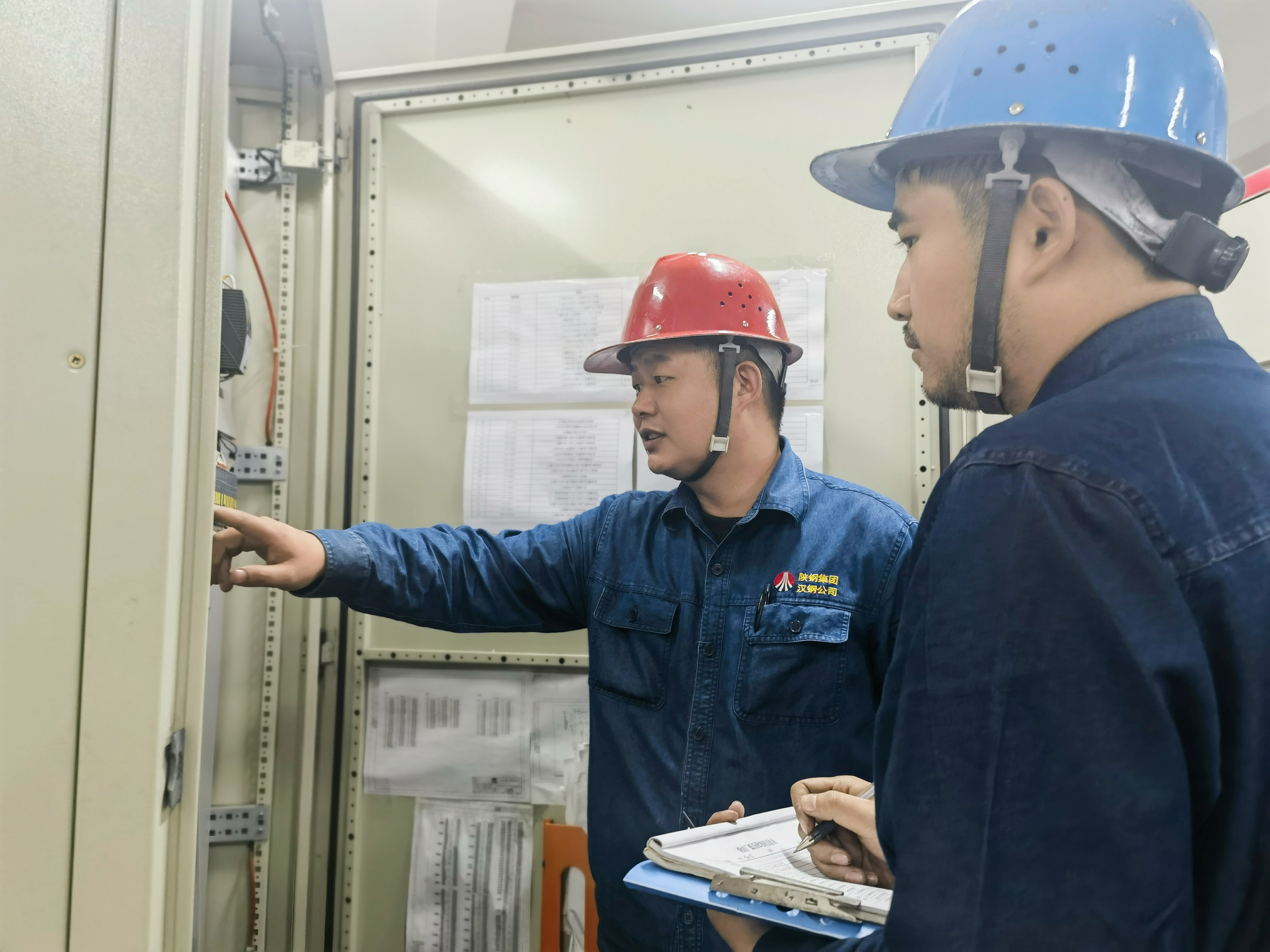 一張張師徒照,藏盡“傳幫帶”的暖與誠 一張張師徒照,藏盡“傳幫帶”的暖與誠