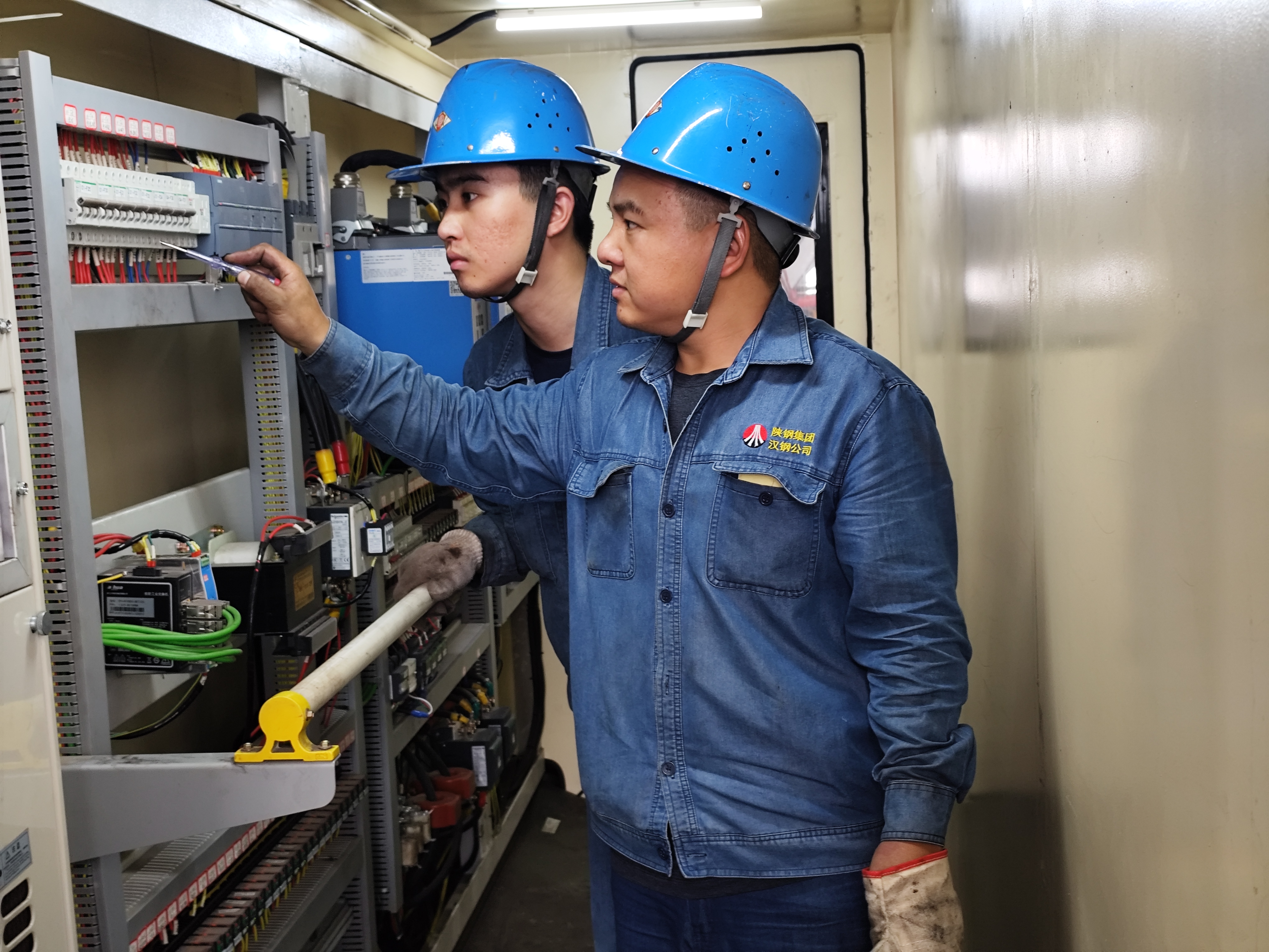 一張張師徒照,藏盡“傳幫帶”的暖與誠 一張張師徒照,藏盡“傳幫帶”的暖與誠