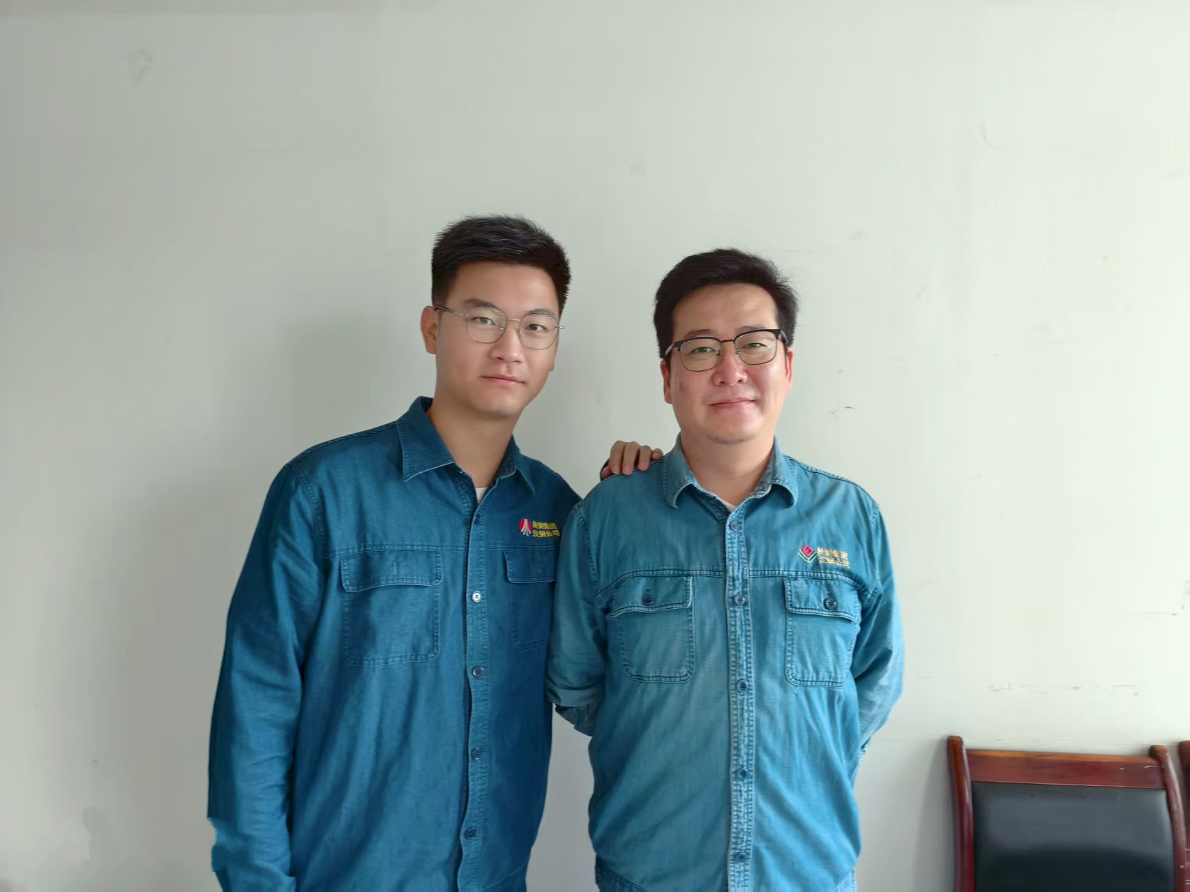 一張張師徒照,藏盡“傳幫帶”的暖與誠 一張張師徒照,藏盡“傳幫帶”的暖與誠