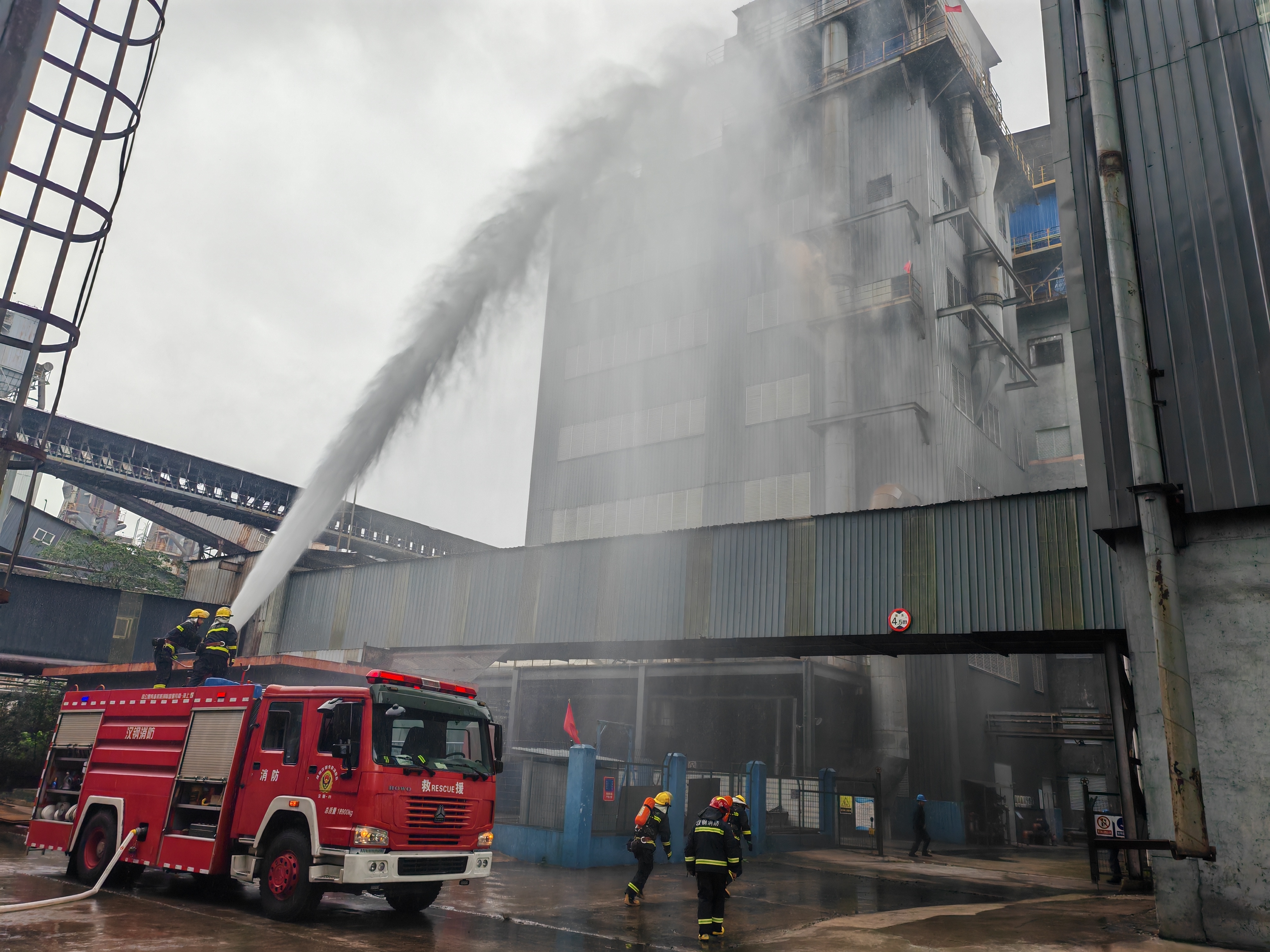 漢鋼公司開展下半年粉塵爆炸事故應急演練 漢鋼公司開展下半年粉塵爆炸事故應急演練
