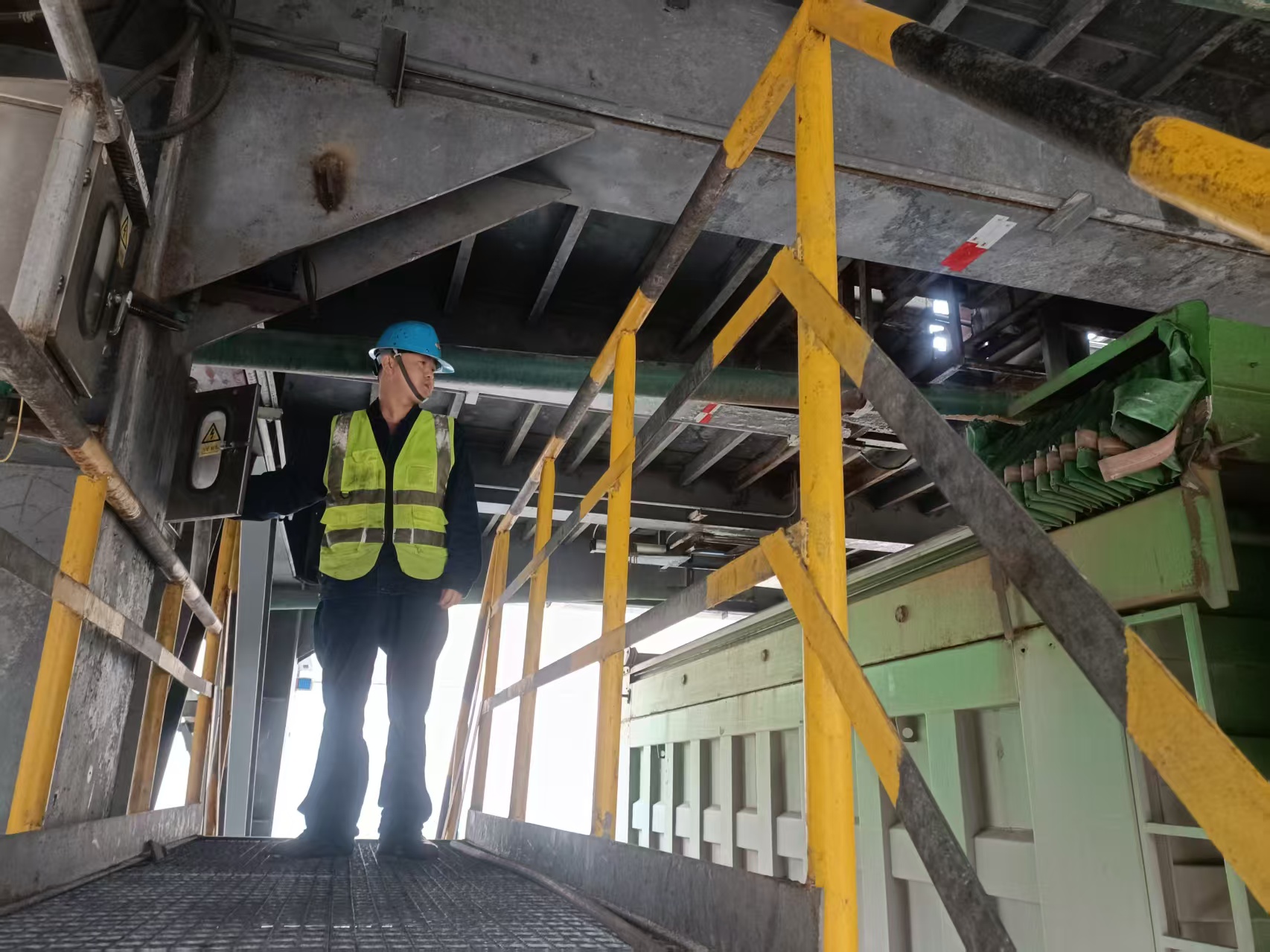 堅守一線的身影,是這個節日最美的風景! 堅守一線的身影,是這個節日最美的風景!