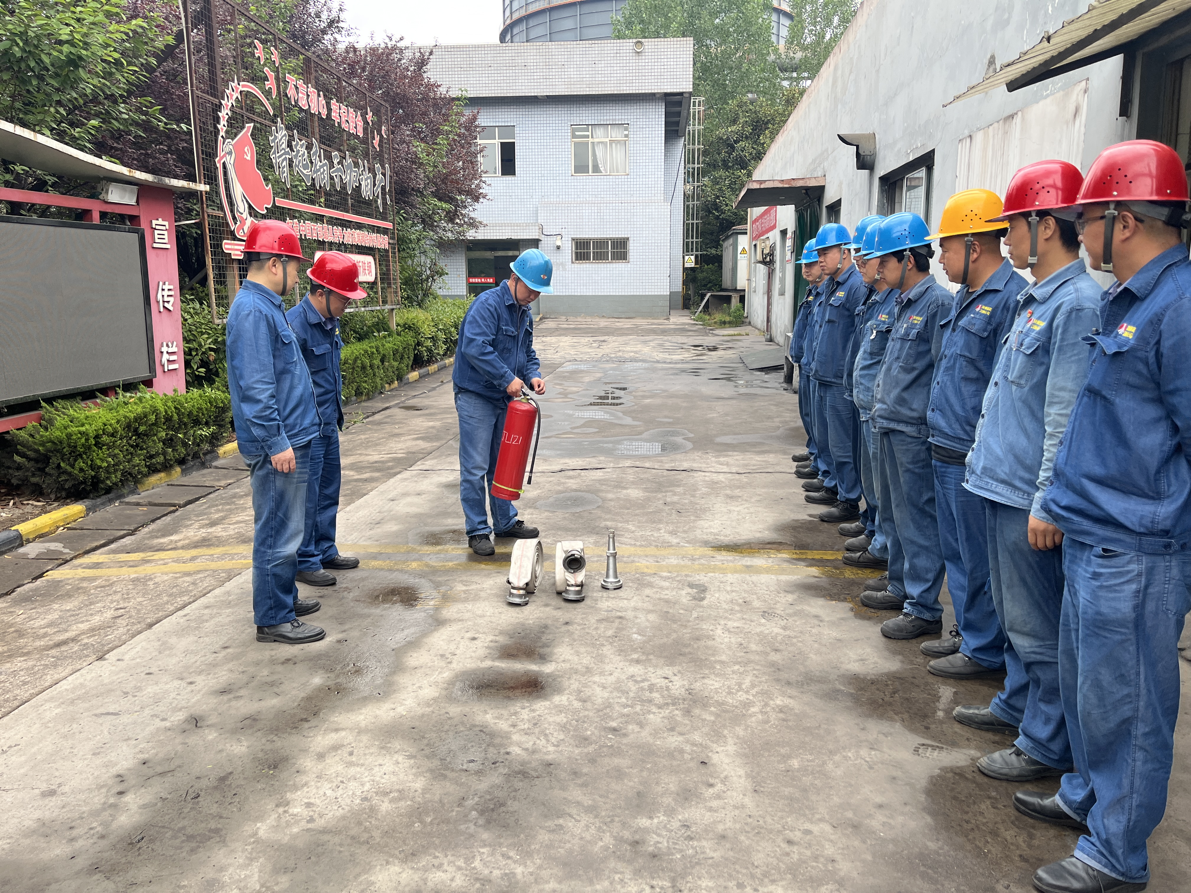 攥指成拳 為安全“加碼” 攥指成拳 為安全“加碼”