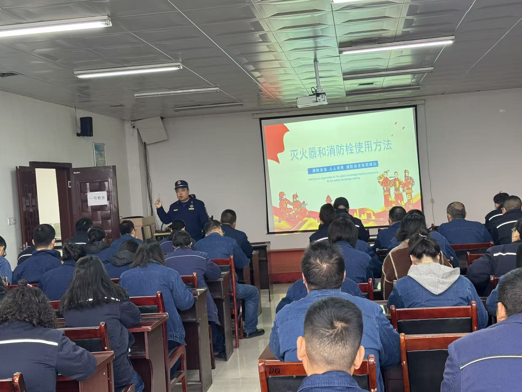 應急培訓“充電” 安全防線“加碼”--漢鋼公司消防宣傳月培訓紀實 應急培訓“充電” 安全防線“加碼”--漢鋼公司消防宣傳月培訓紀實