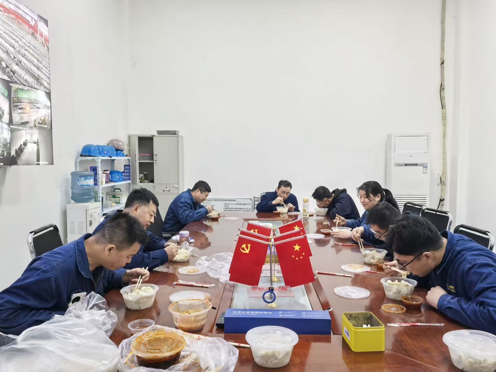 ������h�� ��ů����