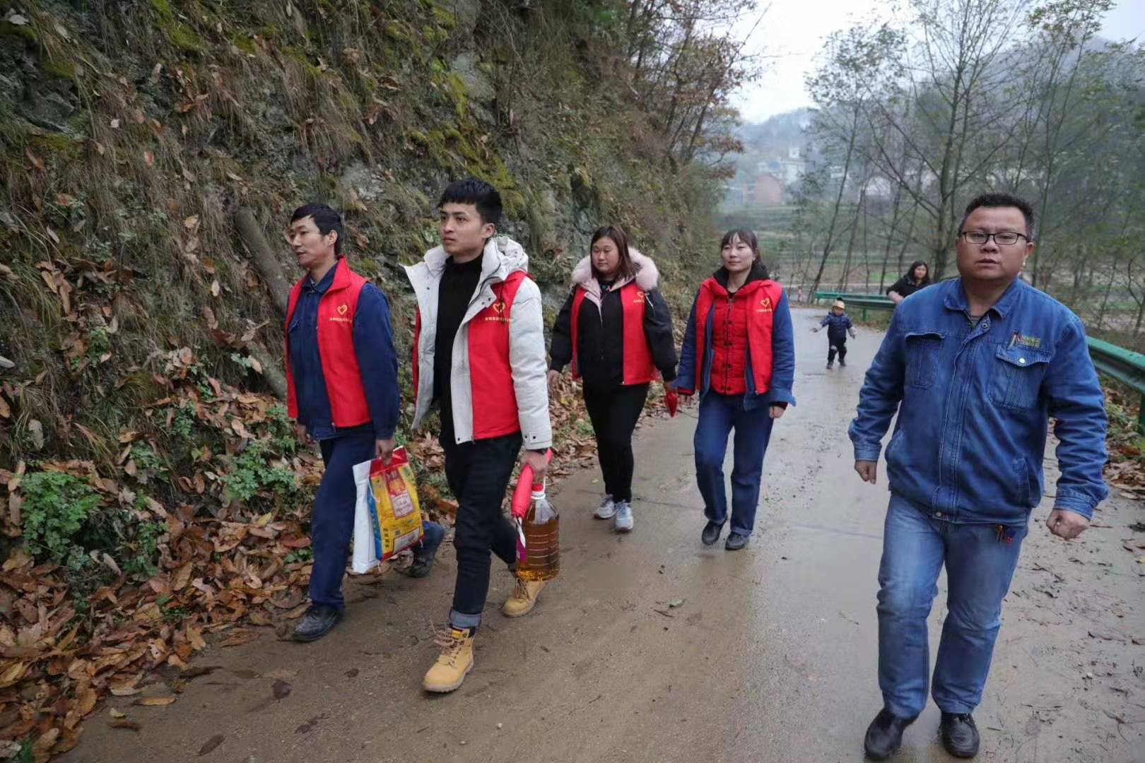 【團(tuán)情動態(tài)】陜鋼漢鋼青年文明號開展“青春扶貧 愛心暖冬”活動 【團(tuán)情動態(tài)】陜鋼漢鋼青年文明號開展“青春扶貧 愛心暖冬”活動