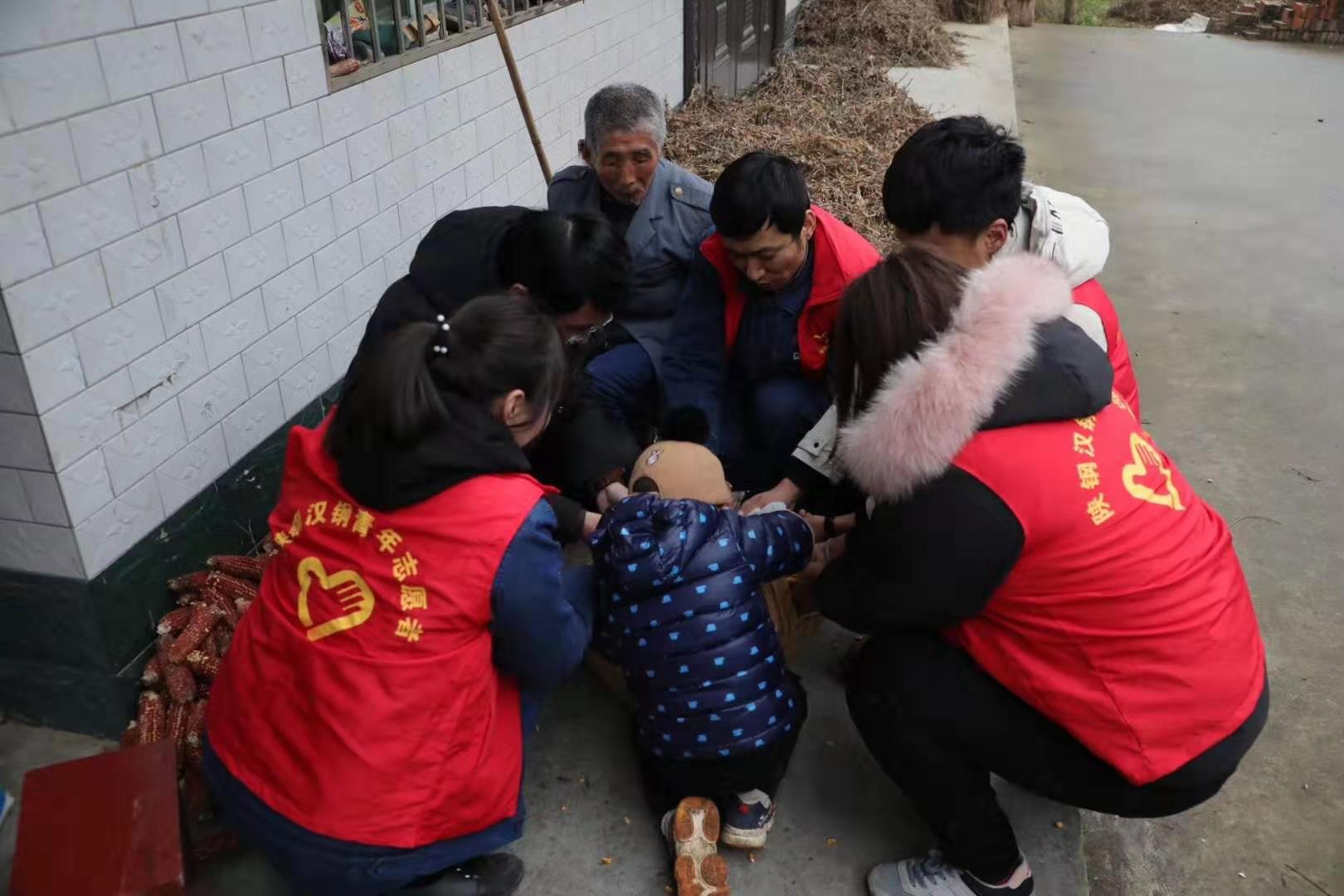 【團(tuán)情動態(tài)】陜鋼漢鋼青年文明號開展“青春扶貧 愛心暖冬”活動 【團(tuán)情動態(tài)】陜鋼漢鋼青年文明號開展“青春扶貧 愛心暖冬”活動