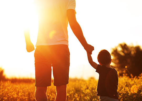 【鋼城文苑】兒子和我比步數 【鋼城文苑】兒子和我比步數