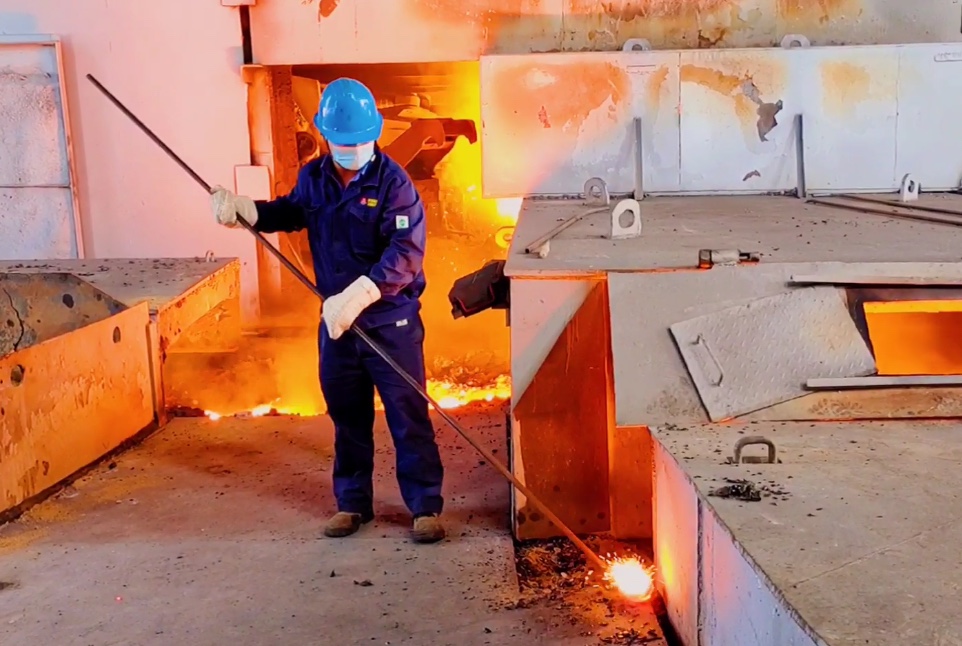 【鋼城文苑】奮勇前行譜華章