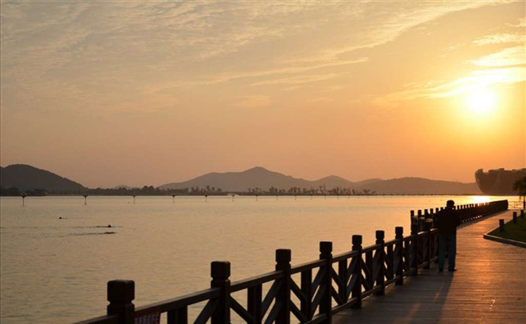 【鋼城文苑】憶夏，是五彩的