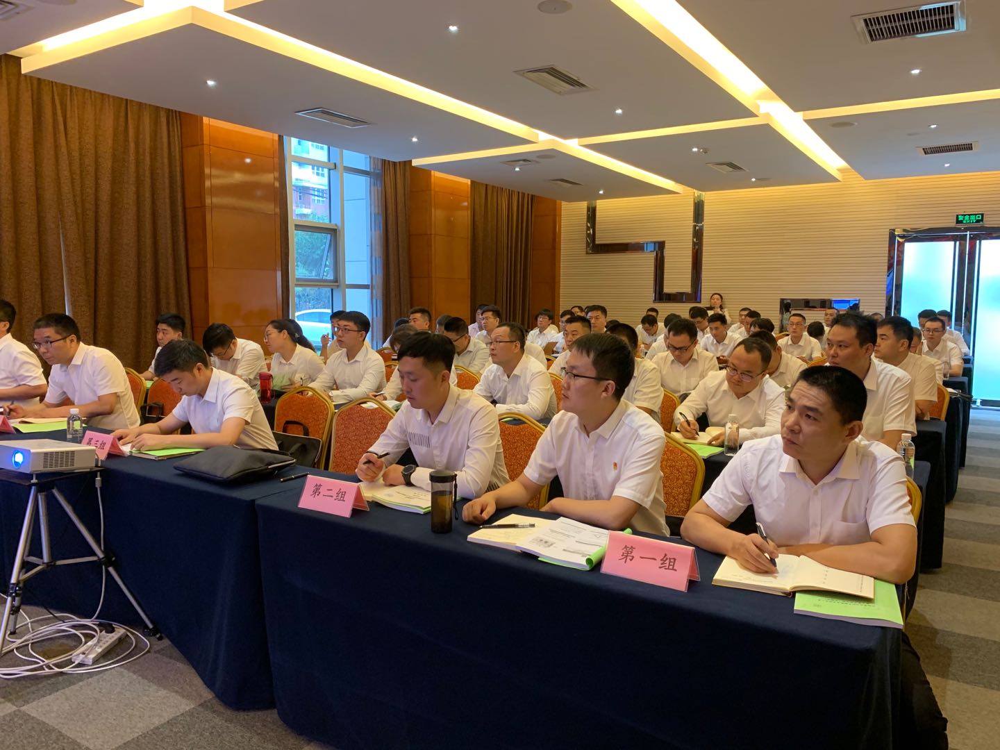 百舸爭流 奮楫者先 百舸爭流 奮楫者先