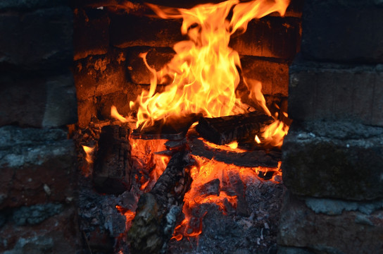 燒柴火，過冬天